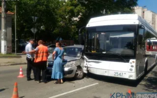 В Симферополе легковушка врезалась в троллейбус — пострадала женщина
