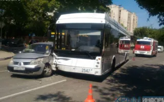 В Симферополе легковушка врезалась в троллейбус — пострадала женщина