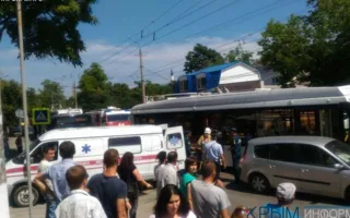 В Симферополе легковушка врезалась в троллейбус — пострадала женщина