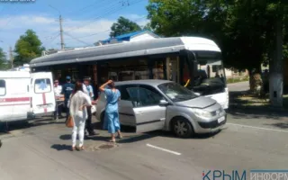 В Симферополе легковушка врезалась в троллейбус — пострадала женщина