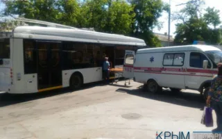 В Симферополе легковушка врезалась в троллейбус — пострадала женщина