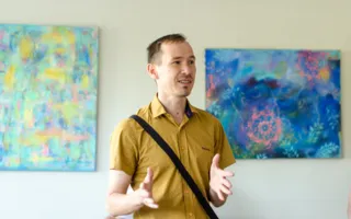 В Севастополе продолжается выставка картин Наны Деменковой «Прикосновение»