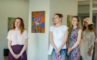 В Севастополе продолжается выставка картин Наны Деменковой «Прикосновение»