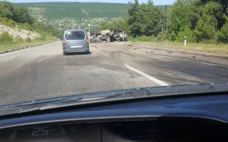 Под Севастополем перевернулись две фуры — трасса в пробке