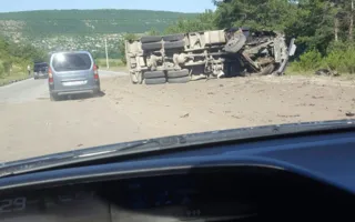 Под Севастополем перевернулись две фуры — трасса в пробке