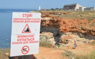 На диком пляже Севастополя спасли пьяную пловчиху (фото, видео)