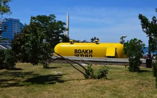 Приморский бульвар Севастополя обезобразили «жёлтые монстры» (фото)