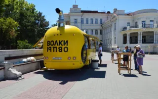 Приморский бульвар Севастополя обезобразили «жёлтые монстры» (фото)
