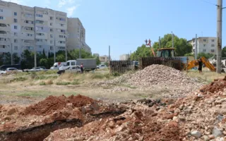 Ремонт площади в Камышах закончат в августе. Или в ноябре — как пойдёт (видео, фото)