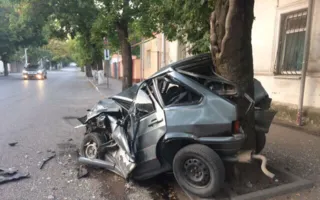 ДТП в Симферополе: «Туарег» размозжил припаркованный ВАЗ (фото, видео)