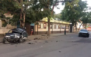 ДТП в Симферополе: «Туарег» размозжил припаркованный ВАЗ (фото, видео)