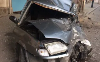 ДТП в Симферополе: «Туарег» размозжил припаркованный ВАЗ (фото, видео)