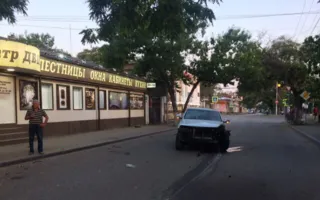 ДТП в Симферополе: «Туарег» размозжил припаркованный ВАЗ (фото, видео)