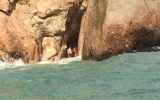 В Балаклаве шторм замуровал в гроте четверых каякеров и троих горожан (фото)