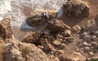 В Балаклаве шторм замуровал в гроте четверых каякеров и троих горожан (фото)