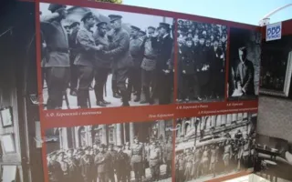 На площади Ленина в Керчи открыли историческую выставку из Петербурга (фото)