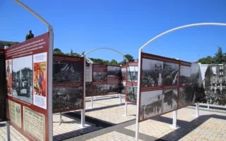 На площади Ленина в Керчи открыли историческую выставку из Петербурга (фото)