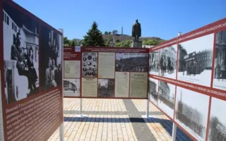 На площади Ленина в Керчи открыли историческую выставку из Петербурга (фото)
