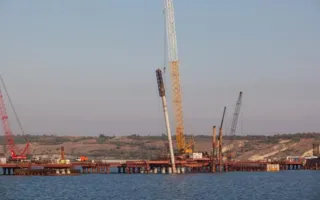 В основание автодорожной части Крымского моста вбили все сваи
