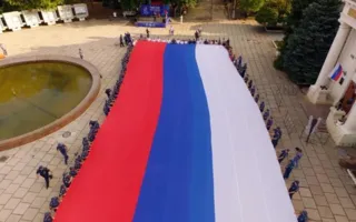 50-метровый флаг России развернули в честь праздника в Севастополе (фото)