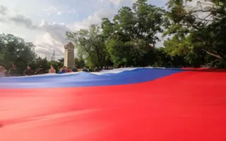 50-метровый флаг России развернули в честь праздника в Севастополе (фото)