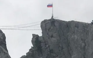 На вершине Ай-Петри в честь Дня государственного флага РФ установили триколор (фото)