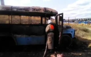 В Коктебеле выгорел старый автобус (фото)