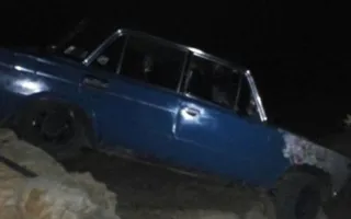 ВАЗ упал с горы на дикий пляж в Севастополе и пассажиры закидали его камнями (фото)
