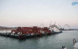 Строители начали установку железнодорожной арки Крымского моста 