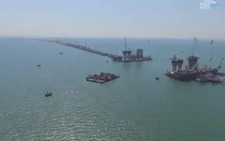 Строители начали установку железнодорожной арки Крымского моста 