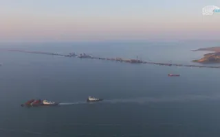 Строители начали установку железнодорожной арки Крымского моста 