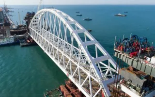 Железнодорожную арку Крымского моста доставили на фарватер (фото)