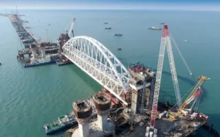 Железнодорожную арку Крымского моста доставили на фарватер (фото)
