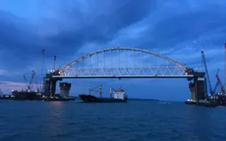 «Святитель Алексий» удостоился чести первым проплыть под аркой Крымского моста (фото, видео)