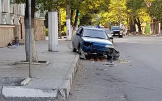 Сбитый знак покалечил крымчанина, а ВАЗ протаранил иномарку (хроника ДТП за выходные)
