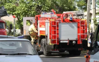 На пожар в многоэтажке в центре Севастополя прибыли семь машин МЧС (фото, видео)