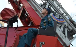 На пожар в многоэтажке в центре Севастополя прибыли семь машин МЧС (фото, видео)