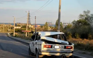 Девушку на мопеде сбили в Крыму, а фура помяла ВАЗ — хроника ДТП (фото, видео)