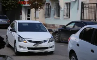 Девушку на мопеде сбили в Крыму, а фура помяла ВАЗ — хроника ДТП (фото, видео)