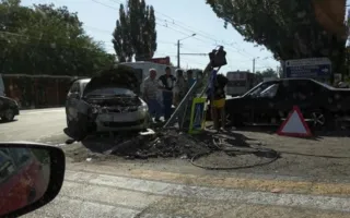 Девушку на мопеде сбили в Крыму, а фура помяла ВАЗ — хроника ДТП (фото, видео)