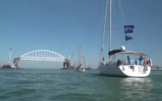 Парусная регата прошла под аркой Крымского моста (фото, видео)