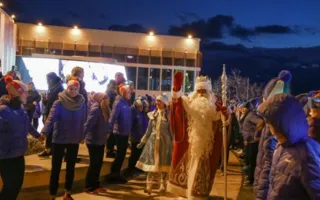 Путешествие Деда Мороза из Великого Устюга по Крыму продолжается визитом в «Артек» (фото)