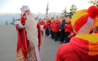 Путешествие Деда Мороза из Великого Устюга по Крыму продолжается визитом в «Артек» (фото)