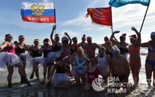 «Моржи» устроили Рождественский заплыв в Евпатории (фото)