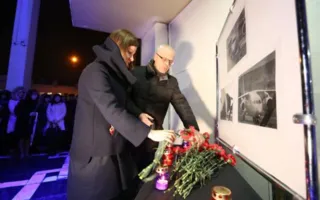 В Симферополе прошла минута молчания в память о погибших в крушении Ан-148 (фото, видео)