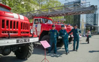 На площади Нахимова продемонстрировали пожарную технику 