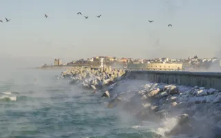 В Севастополе «парит» море и растут ледяные «сталактиты»