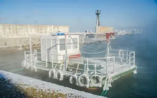 В Севастополе «парит» море и растут ледяные «сталактиты»