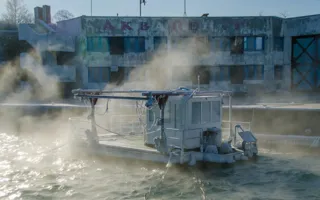 В Севастополе «парит» море и растут ледяные «сталактиты»