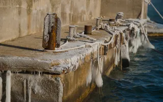 В Севастополе «парит» море и растут ледяные «сталактиты»